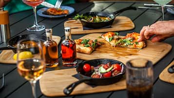 2 restaurants, breakfast served