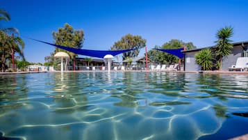 2 albercas al aire libre