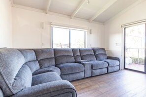 Villa superior, 3 habitaciones | Área de sala de estar | Televisión de pantalla plana 