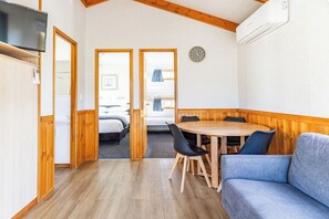 Huisje, 2 slaapkamers, uitzicht op meer | Dineerruimte