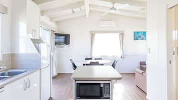 Garden Cabin | Private kitchen | Fridge, microwave, stovetop, electric kettle