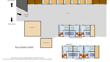Plan d’étage du motel Buccaneer, indiquant les chambres de luxe avec grand lit, les chambres de luxe avec deux lits, les chambres familiales de luxe et la cuisine à disposition des clients.