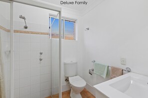 Family Room, 2 Bedrooms | Bathroom - Buccaneer Motel Pet friendly (Long Jetty)