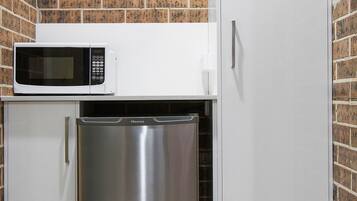 Classic Room, 1 Queen Bed, Refrigerator & Microwave, Ground Floor | Premium bedding, Tempur-Pedic beds, desk, blackout drapes