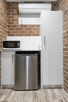 Classic-herbergi - 1 meðalstórt tvíbreitt rúm - kæliskápur og örbylgjuofn - jarðhæð | Rúmföt af bestu gerð, rúm með Tempur-Pedic dýnum, skrifborð