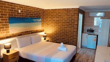 Classic Room, 1 Queen Bed, Refrigerator & Microwave, Ground Floor | 1 bedroom, premium bedding, Tempur-Pedic beds, desk