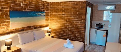 Quarto clássico, 1 cama Queen, geladeira e micro-ondas, no piso térreo | Roupas de cama premium, camas Tempur-Pedic, escrivaninha