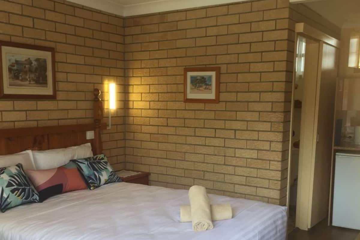 Standard Double Room | Desk, iron/ironing board, free WiFi, bed sheets