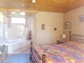 Deluxe-herbergi (with Spa) | Skrifborð, straujárn/strauborð, ókeypis þráðlaus nettenging, rúmföt