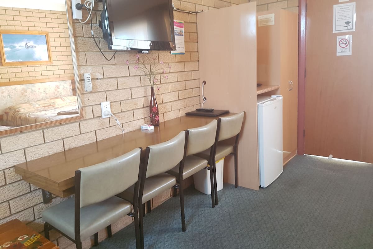 Family Room | Desk, iron/ironing board, free WiFi, bed sheets