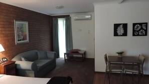 Deluxe-Suite, 1 Schlafzimmer, Nichtraucher (Deluxe King Room) | Wohnbereich