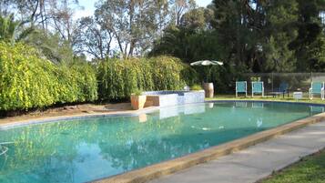 Piscine extérieure, chaises longues