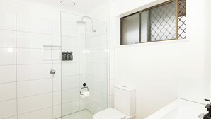 Hair dryer, towels, soap, shampoo - Greenacres Motel (Corowa)