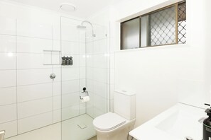Hair dryer, towels, soap, shampoo - Greenacres Motel (Corowa)