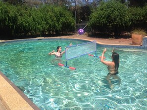 Piscina externa, espreguiçadeiras