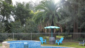 Outdoor pool, sun loungers - Greenacres Motel (Corowa)