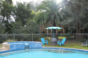 Outdoor pool, sun loungers - Greenacres Motel (Corowa)
