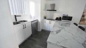 Appartement, 2 slaapkamers, toegankelijk voor mindervaliden | Privékeuken | Een koelkast met diepvriezer, een microgolfoven, een kookplaat