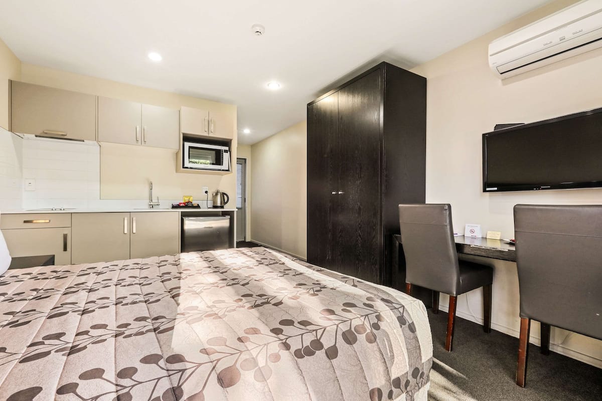 basic studio | desk, soundproofing, iron/ironing board, cots/infant beds