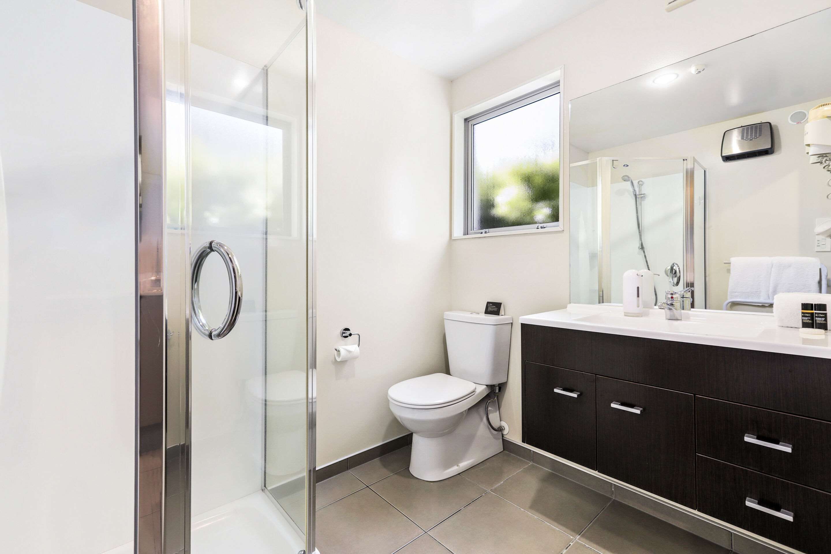 standard room, 1 king bed, non smoking | bathroom | hair dryer, towels