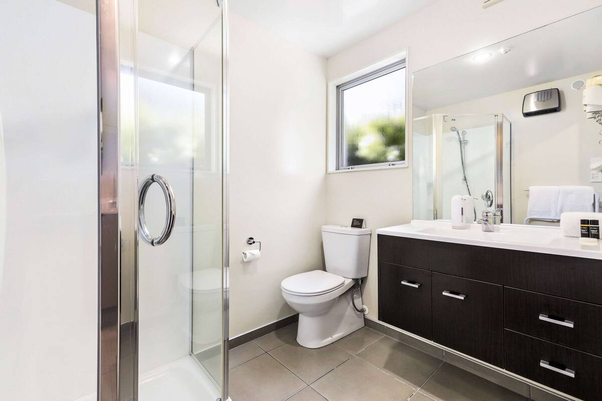 standard room, 1 king bed, non smoking | bathroom | hair dryer, towels