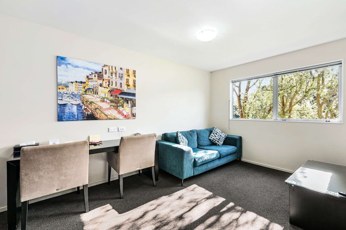Suite, flere senger, ikke-røyk (2 Bedroom, King) | Skrivebord, lydisolert, strykejern/-brett og barnesenger