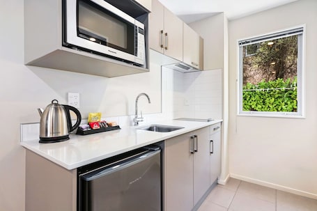 Escritorio, sistema de insonorización y tabla de planchar con plancha