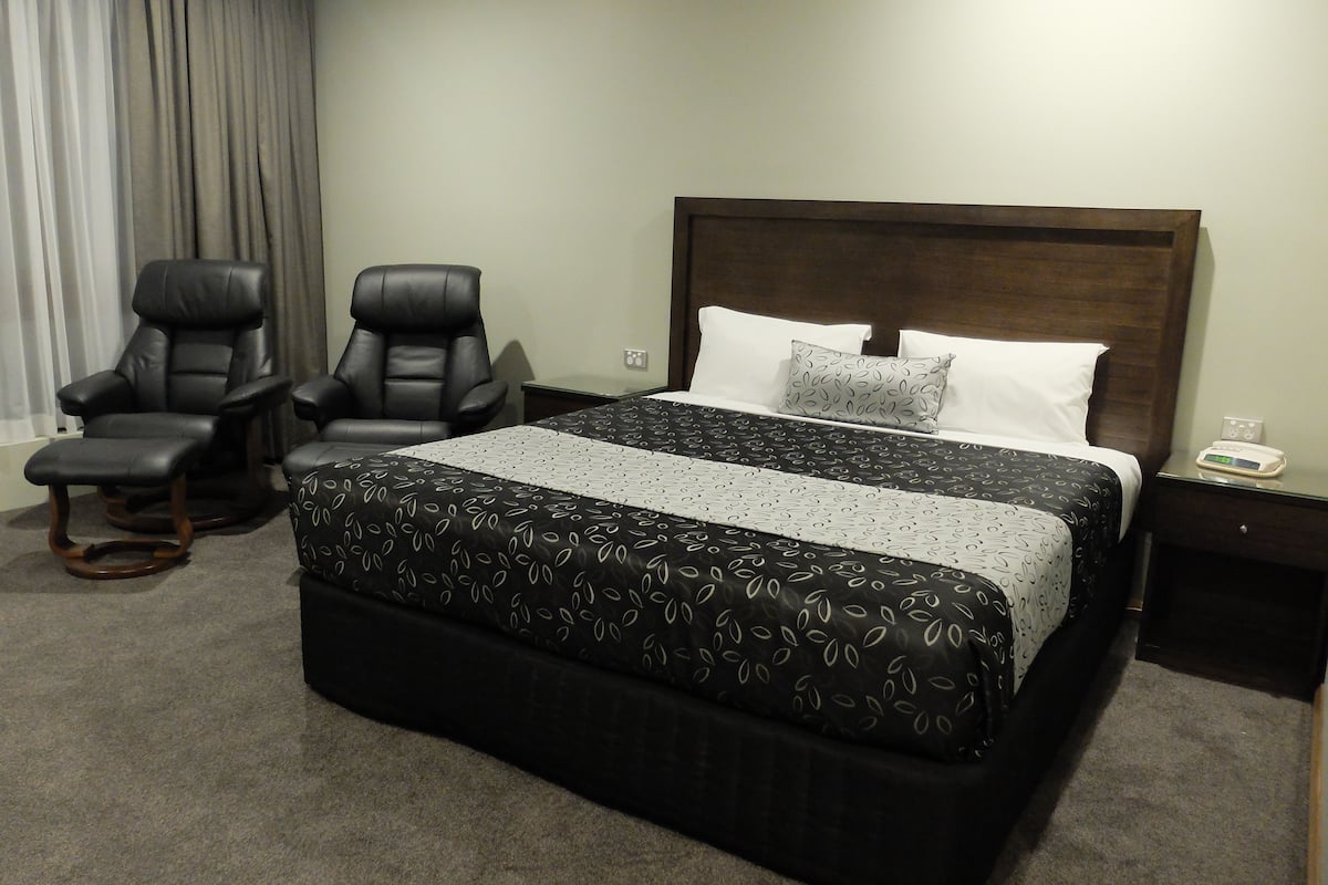 Deluxe studio | Luxe beddengoed, pillowtop-bedden, een strijkplank/strijkijzer