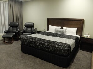 Deluxe King Room | Premium bedding, down comforters, pillowtop beds, blackout drapes - Barooga River Gums Motor Inn (Barooga)
