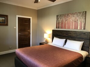 Executive House, 3 Bedrooms | Premium bedding, pillowtop beds, iron/ironing board, free WiFi - Barooga River Gums Motor Inn (Barooga)