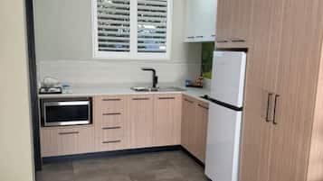 Deluxe Twin Room | Private kitchenette | Fridge, microwave, stovetop, electric kettle