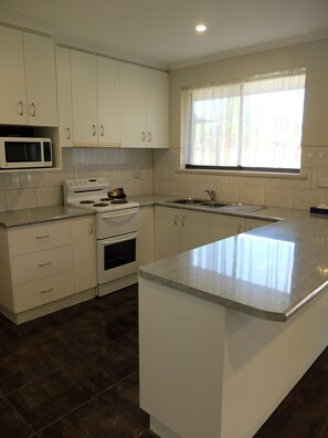 Executive House, 2 Bedrooms | Private kitchen | Fridge, microwave, electric kettle, toaster - Barooga River Gums Motor Inn (Barooga)