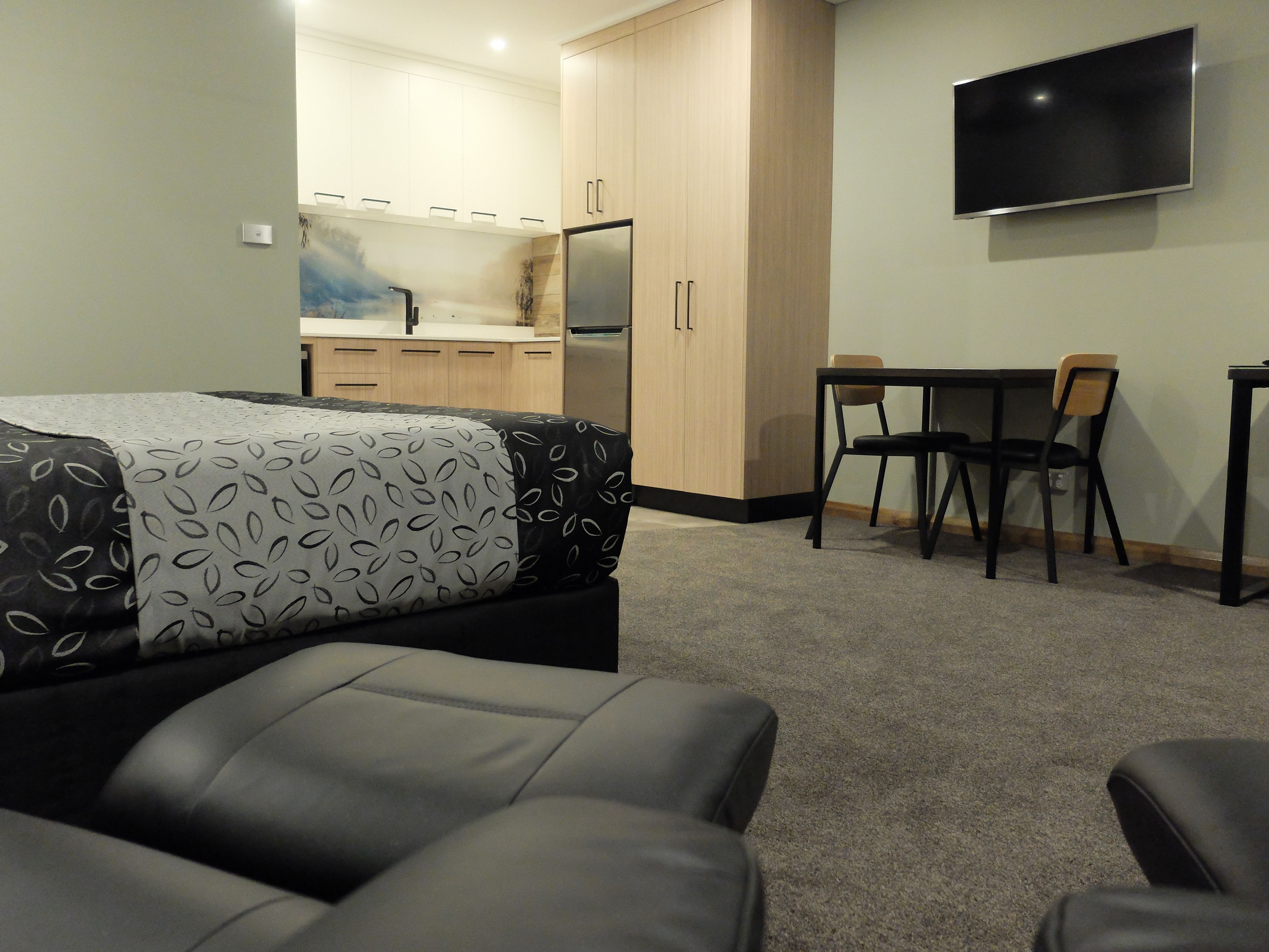 Deluxe Studio Suite | Premium bedding, pillowtop beds, iron/ironing board, free WiFi