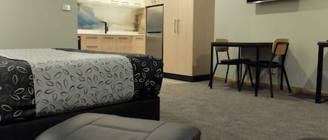 Deluxe King Room | Private kitchenette | Fridge, microwave, stovetop, electric kettle