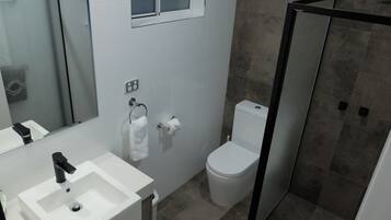 Deluxe King Room | Bathroom | Shower, rainfall showerhead, free toiletries, hair dryer