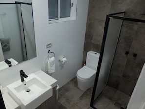 Deluxe King Room | Bathroom | Shower, rainfall showerhead, free toiletries, hair dryer - Barooga River Gums Motor Inn (Barooga)