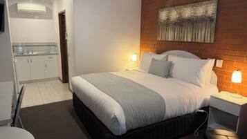 Habitación (Budget King Room) | Ropa de cama de alta calidad y edredones de plumas