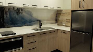 Deluxe Studio Suite | Private kitchenette | Fridge, microwave, electric kettle, toaster