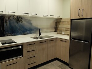 Deluxe studio suite | Privékitchenette | Een koelkast, een microgolfoven, een waterkoker, een broodrooster