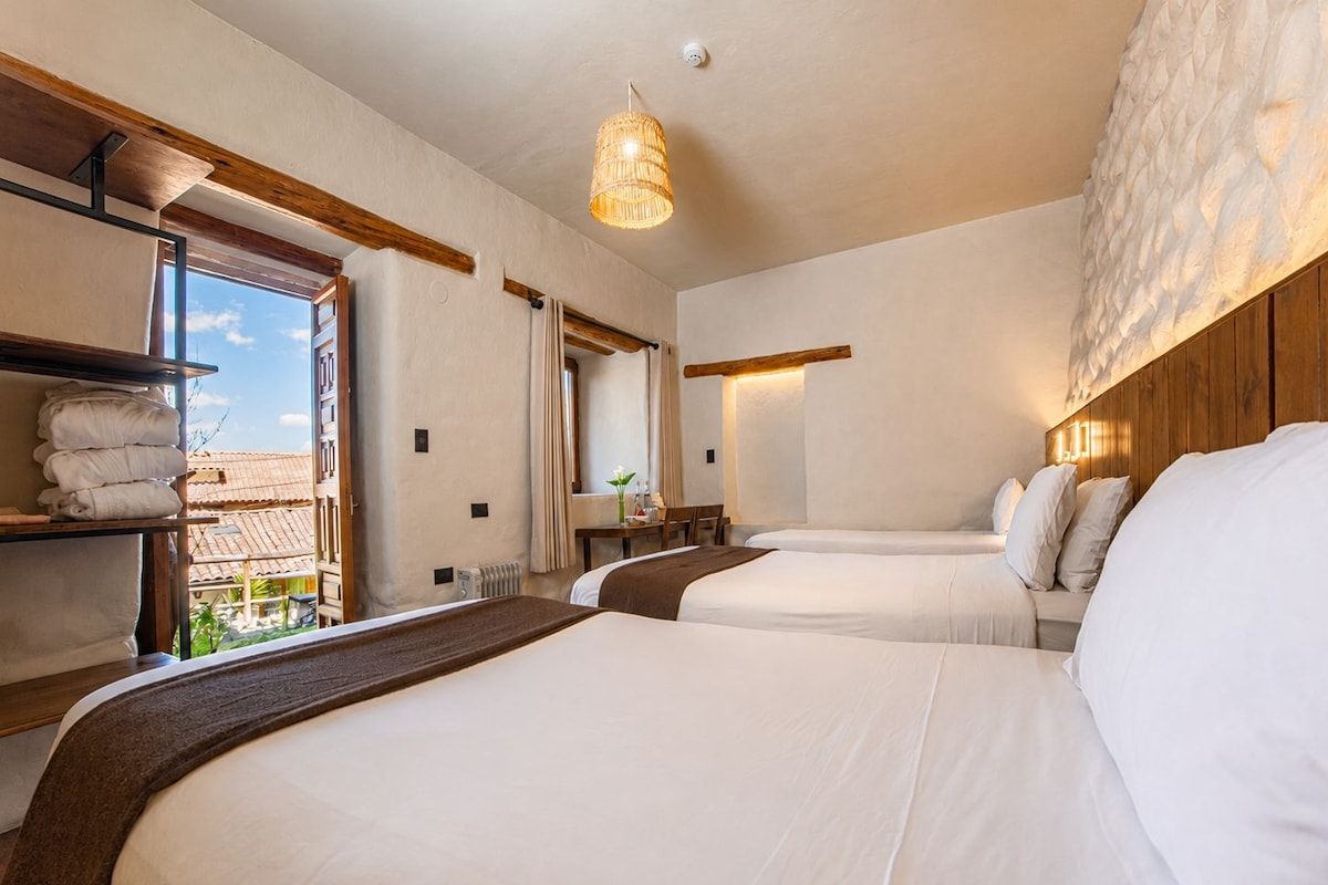 Chambre Triple Supérieure, non-fumeurs, balcon | Coffres-forts dans les chambres, Wi-Fi, draps fournis