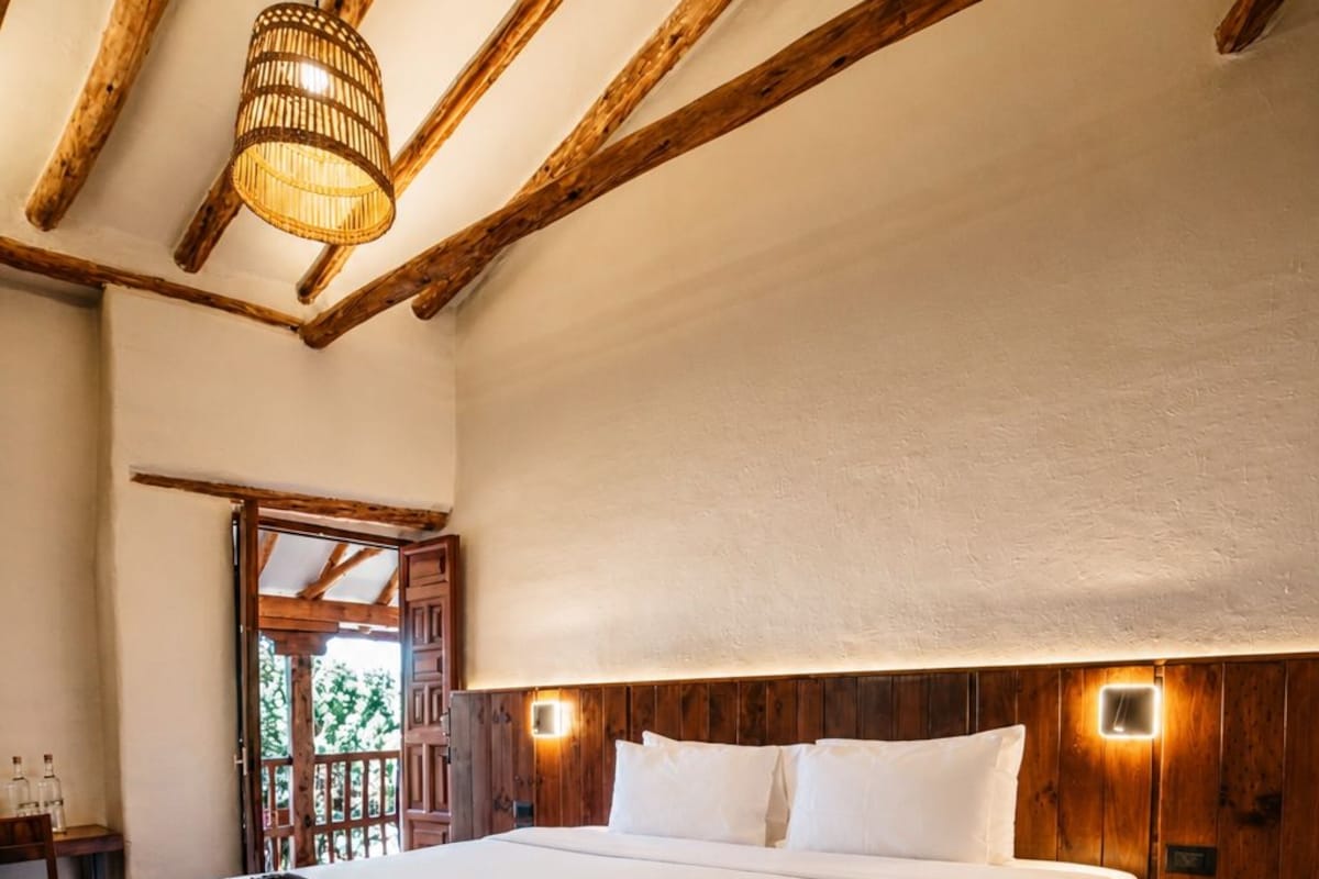 Chambre Double, 1 très grand lit, balcon | Coffres-forts dans les chambres, Wi-Fi, draps fournis