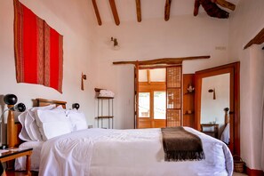 Suite, balcón | Caja fuerte, wifi, ropa de cama