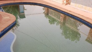 A swimming pool with a tiled edge and a brick border. - Australian Heritage Motor Inn (Dubbo)