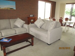LCD TV, DVD player - Anchorbell Holiday Apartments (Merimbula)