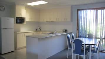 Appartement Standard, 2 chambres, non-fumeurs, cuisine (Apartment) | Cuisine privée | CafetiÚre/bouilloire, bouilloire électrique, chaise haute