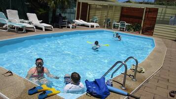 Alberca al aire libre, acceso de 08:00 a 20:00, y camastros