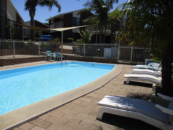 Outdoor pool, open 8:00 AM to 8:00 PM, sun loungers - Anchorbell Holiday Apartments (Merimbula)