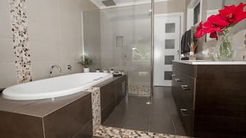 Separate tub and shower, towels