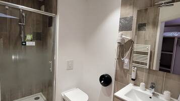 Comfort Triple Room, Terrace | Bathroom