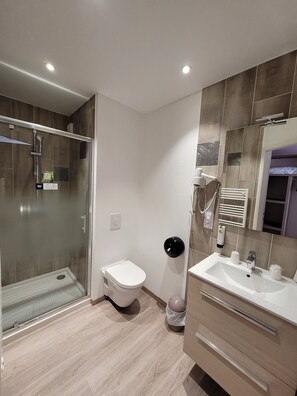 Comfort Triple Room, Terrace | Bathroom - Logis Hôtel Au Moyne de Saire (Reville)